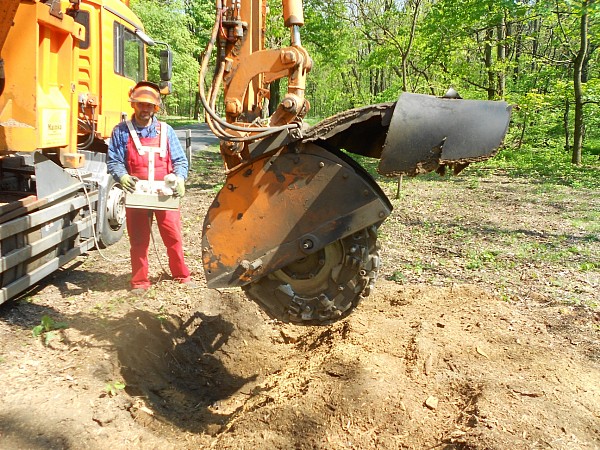 Arbeiten mit Joystick in der klimatisierten Fahrerkabine